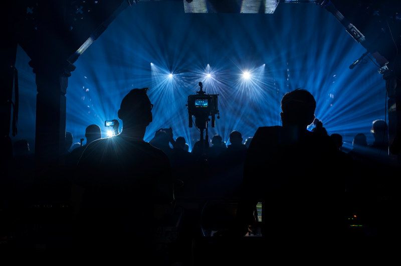 Omriss av mennesker på konsert. Foto.