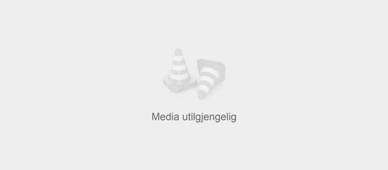 Avisoppslag som henger på ei snor. Foto