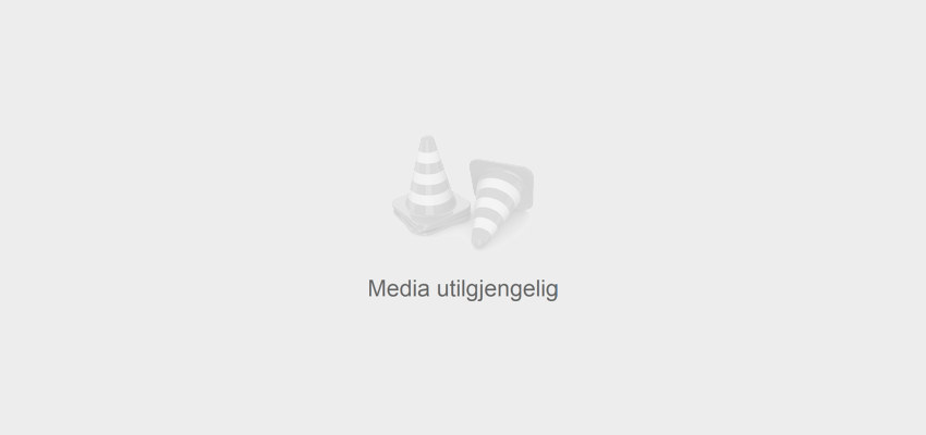 To personer som sitter og smiler. Foto.