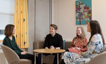 En gruppe studenter prater. Foto.