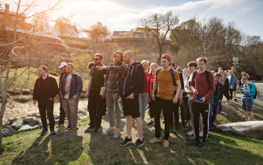 En gruppe studenter er på ekskursjon i en park. Foto.