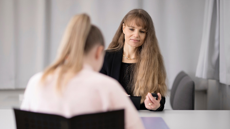 Person gjennomfører en psykologisk test. Foto.