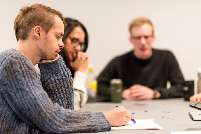 Studenter sitter i gruppearbeid. Foto