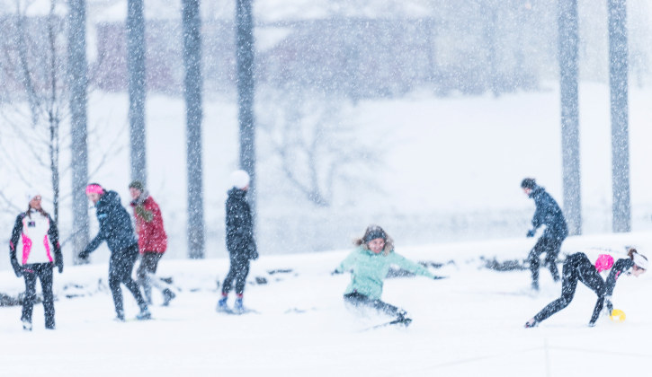 Personer som leker i snøen. Foto.