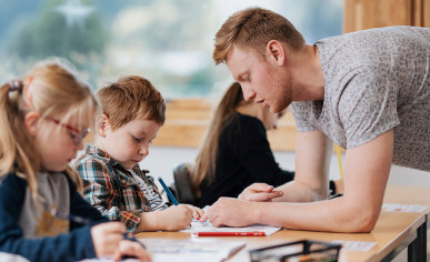Lærerstudent har leksehjelp med barneskoleelev. Foto