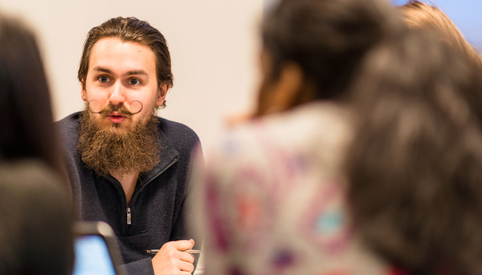 Student i samtale med medstudenter. Foto